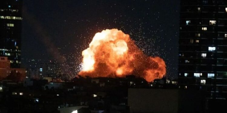 Ledakan akibat serangan misil Iran ke Tel Aviv, Israel, Sabtu (28/2/2026). (ANTARA/Xinhua/Chen Junqing)