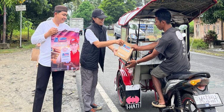 Keluarga besar Pertamina Patra Niaga Regional Sulawesi bersama para agen LPG dan SPBE turun langsung membagikan ribuan paket takjil gratis kepada masyarakat.