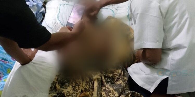 Korban Mahmud Lihawa (18) saat diperiksa di rumah duka Kecamatan Paguat.(Istimewa)