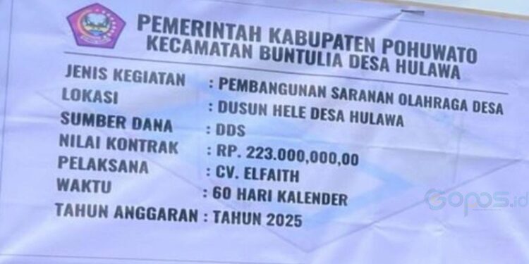 Papan proyek pembangunan sarana olahraga di Desa Hulawa.(istimewa)