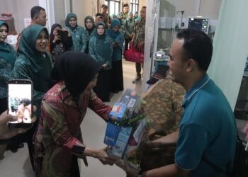 Ketua TP PKK Jember Neng Ghyta Eka Puspita saat mengunjungi RSUD Kalisat