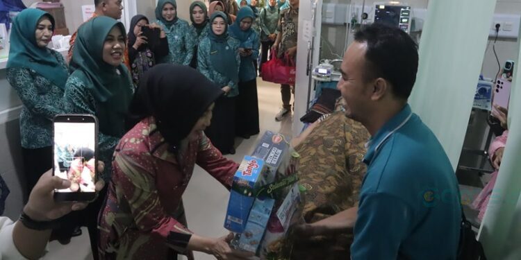 Ketua TP PKK Jember Neng Ghyta Eka Puspita saat mengunjungi RSUD Kalisat