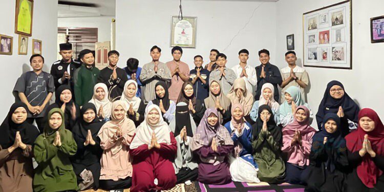 Pembina LDF Al-Faruq Fakultas Sastra dan Budaya Universitas Negeri Gorontalo, Dr Sitti Rachmi, menggelar kegiatan tadarus Alquran yang dirangkaikan dengan buka puasa bersama mahasiswa, Kamis (12/3/2026).