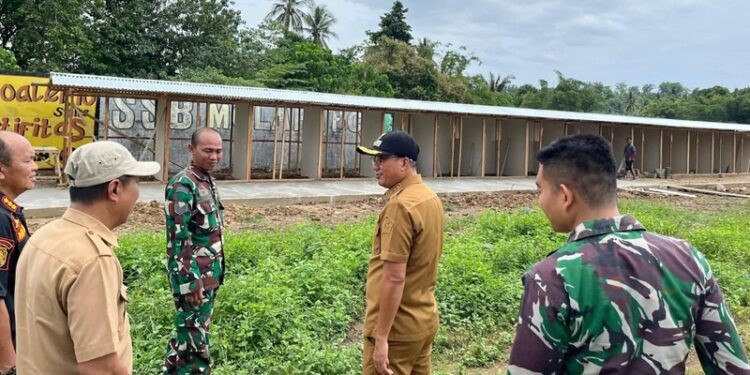 Wakil Bupati Boalemo, Lahmuddin Hambali, meninjau pembangunan camp sementara batalyon, Selasa (03/03/2026) (Istimewa)