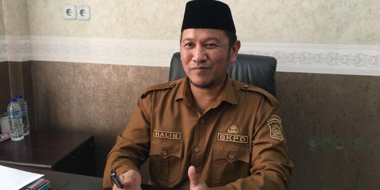 Kepala Badan Keuangan dan Pendapatan Daerah Bone Bolango Abdul Halim Katilie saat ditemui di ruang kerjanya, Senin (2/3/2026). (Foto Indra/Gopos)