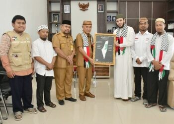 Bupati Pohuwato, Saipul Mbuinga, menerima kunjungan Sheikh Mukmin Umar Ali Habusyi, di ruang kerjanya, (Iwan Prokopim Pohuwato)