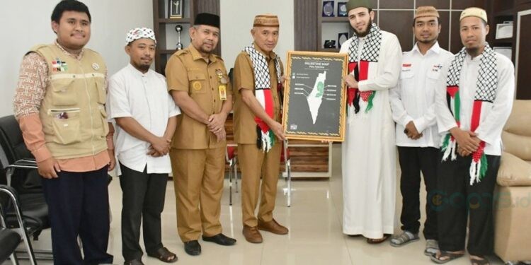 Bupati Pohuwato, Saipul Mbuinga, menerima kunjungan Sheikh Mukmin Umar Ali Habusyi, di ruang kerjanya, (Iwan Prokopim Pohuwato)