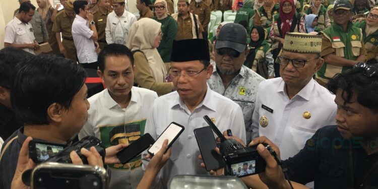 Utusan Khusus Presiden Republik Indonesia Bidang Ketahanan Pangan, Muhamad Mardiono saat diwawancarai awak media saat melakukan kunjungan kerja di Kabupaten Bone Bolango, Selasa (10/3/2026). (Foto Indra/Gopos)