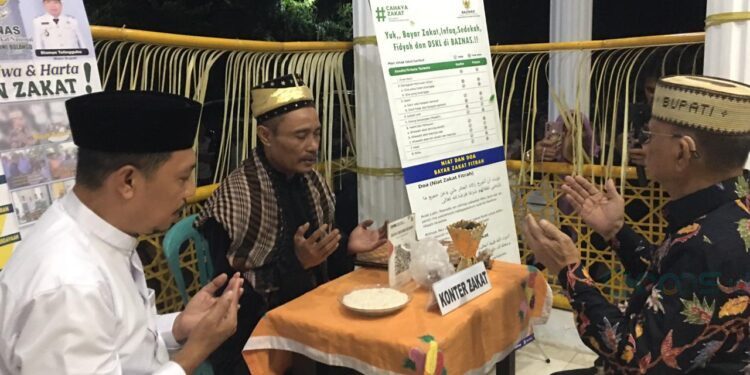 Bupati Bone Bolango, Ismet Mile, menunaikan zakat fitrah melalui Badan Amil Zakat Nasional Kabupaten Bone Bolango, Senin (16/3/2026) malam. (Foto Indra/Gopos)
