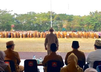 Bupati Bone Bolango, Ismet Mile didampingi Sekda Iwan Mustapa pada Apel Kerja yang dirangkaikan dengan Halal bi Halal 1447 Hijriyah di Lingkungan Pemerintah Kabupaten Bone Bolango yang di laksanakan di Lapangan Alun-Alun Bone Bolango, Senin (30/3/2026). (Foto Indra/Gopos)