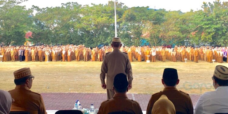 Bupati Bone Bolango, Ismet Mile didampingi Sekda Iwan Mustapa pada Apel Kerja yang dirangkaikan dengan Halal bi Halal 1447 Hijriyah di Lingkungan Pemerintah Kabupaten Bone Bolango yang di laksanakan di Lapangan Alun-Alun Bone Bolango, Senin (30/3/2026). (Foto Indra/Gopos)