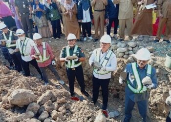 Peletakan Batu pertama pembangunan Kampung Nelayan merah putih (Prokopim Boalemo)