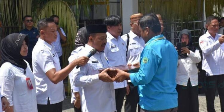 Penyerahan kirab bendera Pusaka merah putih kepada pemda Boalemo (Prokopim Boalemo)