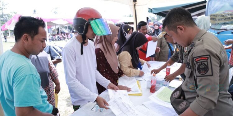 Pemkab Jember telah menerbitkan sedikitnya 1.976 dokumen kependudukan dalam layanan jemput bola, Bungaku Desaku.