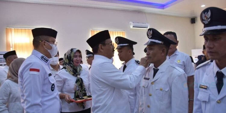 Bupati Boalemo, Rum Pagau, melantik delapan kepala Desa, Rabu (11/03/2026) (Prokopim Boalemo)