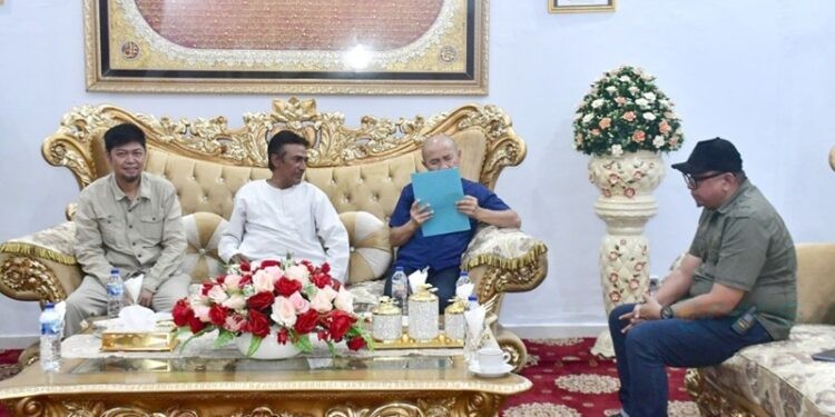 Bupati Pohuwato, Saipul Mbuinga, menerima kunjungan investor kelapa (Prokopim Pohuwato)