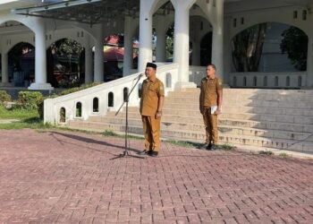 Plt Sekda Boalemo, Sherman Moridu, memberikan sambutan apel ASN di lingkungan OPD Kabupaten Boalemo (Prokopim Boalemo)