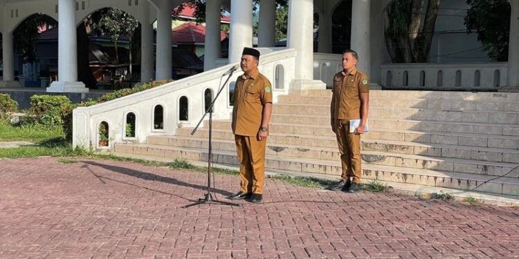 Plt Sekda Boalemo, Sherman Moridu, memberikan sambutan apel ASN di lingkungan OPD Kabupaten Boalemo (Prokopim Boalemo)