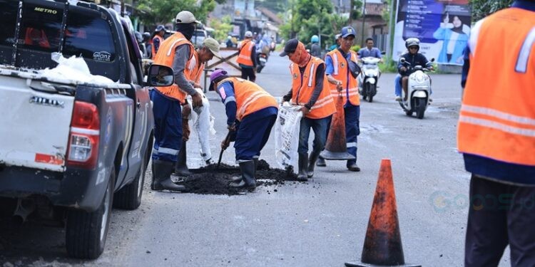 Tim URC saat melaksanakan penambalan jalan berlubang di berbagai titik pada  Selasa (10/3/2026).