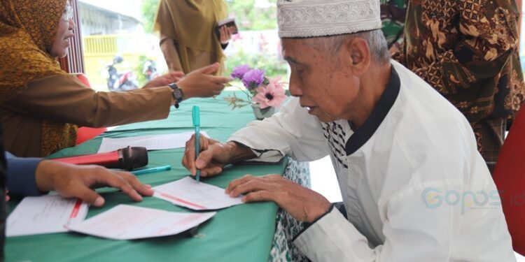 Guru ngaji menerima insentif dari Pemkab Jember