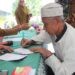 Guru ngaji menerima insentif dari Pemkab Jember