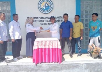 Penyerahan bantuan toilet sekolah dari Kementerian Transmigrasi (Prokopim Boalemo)
