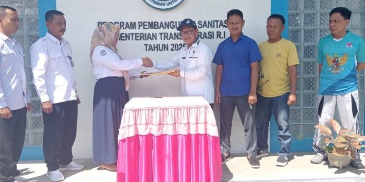Penyerahan bantuan toilet sekolah dari Kementerian Transmigrasi (Prokopim Boalemo)