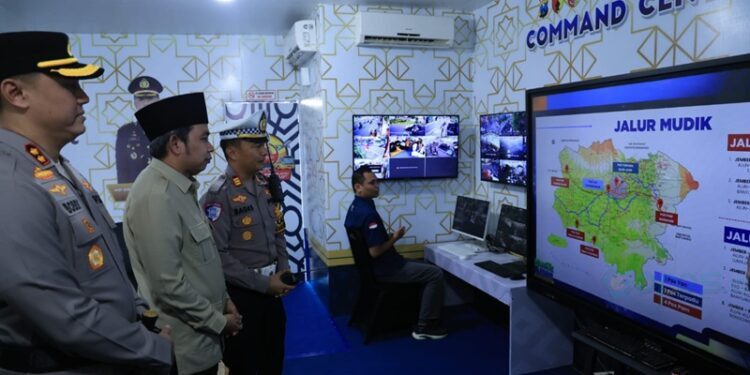 Bupati Jember Muhammad Fawait saat memantau arus mudik lebaran.