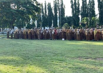 ASN di Seluruh OPD Boalemo saat mengikuti apel kerja awal bulan (Prokopim Boalemo)