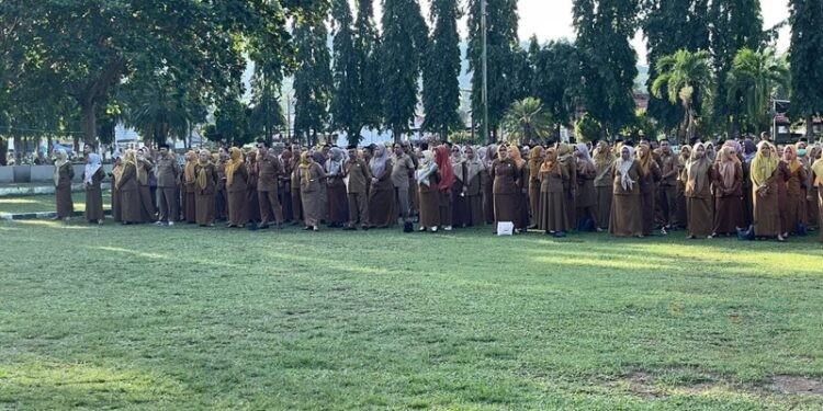 ASN di Seluruh OPD Boalemo saat mengikuti apel kerja awal bulan (Prokopim Boalemo)