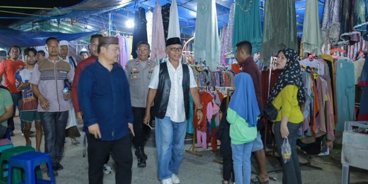 Wakil Bupati Pohuwato, Iwan Adam, didampingi Kadis Perindakop dan UKM Pohuwato, Ibrahim Kiraman, (Razak Prokopim Pohuwato)