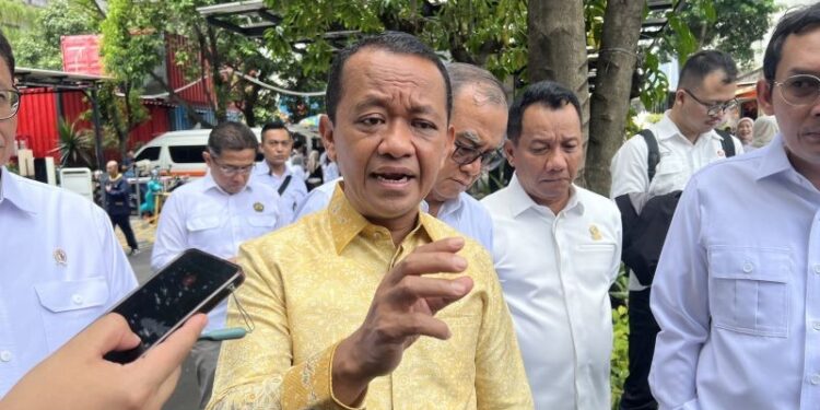 Menteri Energi dan Sumber Daya Mineral (ESDM) Bahlil Lahadalia memberi keterangan ketika ditemui di Kantor Kementerian ESDM, Jakarta, Senin (9/3/2026). (ANTARA/Putu Indah Savitri)