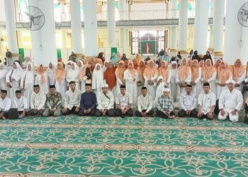 Sekda Pohuwato, Iskandar Datau, melepas 68 jemaah umroh berlangsung di Masjid Agung Baiturrahim Pohuwato, Rabu (28/01/2026) (Prokopim Pohuwato)