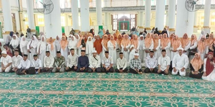 Sekda Pohuwato, Iskandar Datau, melepas 68 jemaah umroh berlangsung di Masjid Agung Baiturrahim Pohuwato, Rabu (28/01/2026) (Prokopim Pohuwato)
