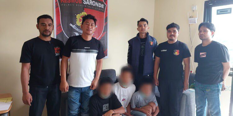 Tim Resmob Saronde, Polres Gorontalo Utara saat mengamankan ketiga terduga pelaku pencurian. (foto.istimewa)