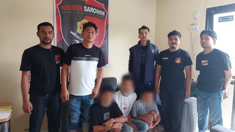 Tim Resmob Saronde, Polres Gorontalo Utara saat mengamankan ketiga terduga pelaku pencurian. (foto.istimewa)