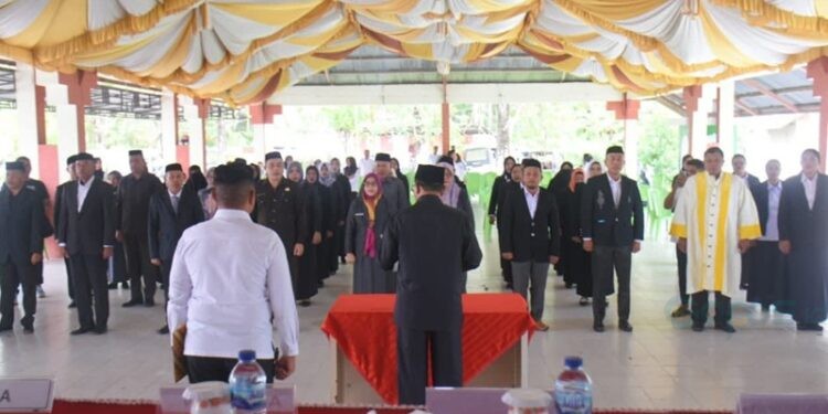 Bupati Boalemo, Rum Pagau melantik kepala sekolah (Prokopim Boalemo)