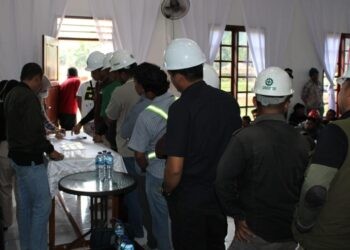 BNNK Pohuwato saat melakukan tes urine terhadap pimpinan dan karyawan PT LIL dan PT STN Pohuwato, Senin (02/03/2026) (Humas BNNK Pohuwato)