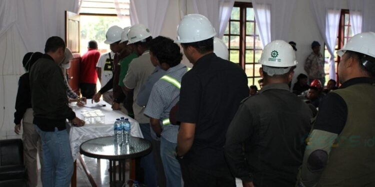 BNNK Pohuwato saat melakukan tes urine terhadap pimpinan dan karyawan PT LIL dan PT STN Pohuwato, Senin (02/03/2026) (Humas BNNK Pohuwato)