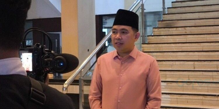 Gus fawait saat di wawancarai media