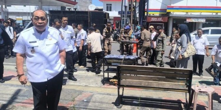Wali Kota Gorontalo Adhan Dambea memimpin penertiban PKL di jalan Nani Wartabone, kompleks Bank BTN, Rabu (8/4/2026).