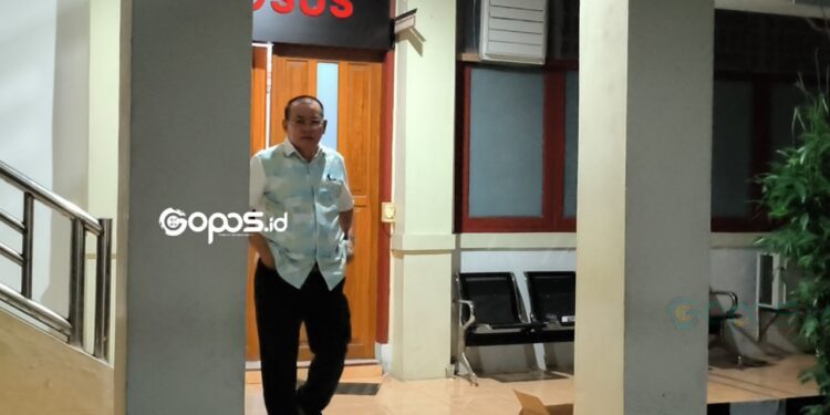 Ketua KONI Provinsi Gorontalo, fikram salilama ditemui usai diperiksa di Ruang Pidsus Kejari Gorontalo, Kamis malam (10-4-2026). (Putra/Gopos)