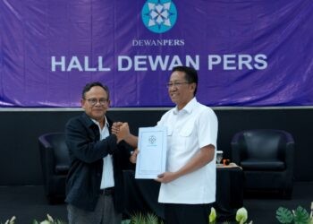 Caption:  
Ketua Dewan Pers, Komaruddin Hidayat menyerahkan Usulan Pandangan dan Pendapat Dewan Pers terhadap Perubahan Undang-Undang Nomor 28 Tahun 2014 tentang Hak Cipta  kepada Menteri Hukum Republik Indonesia Supratman Andi Atgas saat acara Diskusi RUU Hak Cipta Dewan Pers di Hall Dewan Pers, Jakarta, Kamis (23/4/2026).