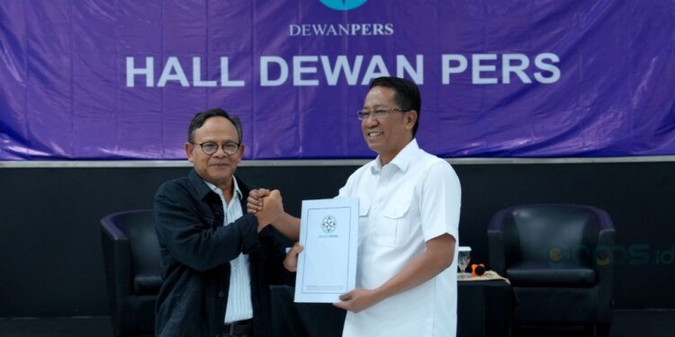 Caption:  
Ketua Dewan Pers, Komaruddin Hidayat menyerahkan Usulan Pandangan dan Pendapat Dewan Pers terhadap Perubahan Undang-Undang Nomor 28 Tahun 2014 tentang Hak Cipta  kepada Menteri Hukum Republik Indonesia Supratman Andi Atgas saat acara Diskusi RUU Hak Cipta Dewan Pers di Hall Dewan Pers, Jakarta, Kamis (23/4/2026).