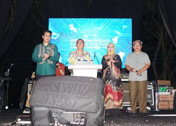 Deputi Kepala Perwakilan BI Gorontalo, M. Andi Destrian (Kiri) bersama Bupati Gorontalo Utara, Thariq Modanggu (kedua kiri) meluncurkan kawasan Nontunai. (Dok BI Gorontalo)