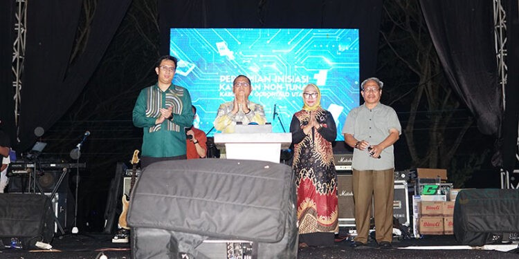 Deputi Kepala Perwakilan BI Gorontalo, M. Andi Destrian (Kiri) bersama Bupati Gorontalo Utara, Thariq Modanggu (kedua kiri) meluncurkan kawasan Nontunai. (Dok BI Gorontalo)