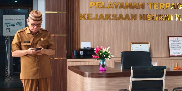 Kejaksaan Negeri Kabupaten Gorontalo kini memanggil sejumlah pejabat daerah, termasuk Kepala Badan Perencanaan Pembangunan Daerah (Bappeda) Kabupaten Gorontalo, Cokro Katilie, Selasa (28/4).