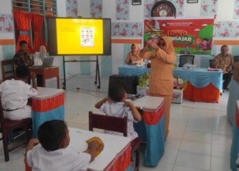 Ketua DWP Bone Bolango mempraktikkan cara mencuci tangan yang benar kepada siswa SDN 1 Kabila Bone, Selasa (21/04/26). (Foto Munifa/Diskominfo)