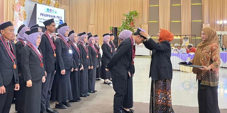 41 Mahasiswa Lulusan Fakultas Sastra dan Budaya dikukuhkan, di Sumber Ria Ballroom pada 07 April 2026