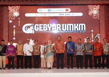 Gubernur Gorontalo, Gusnar Ismail, dan Wakil Gubernur Gorontalo, Idah Syahidah Rusli Habibie, dan Kepala Perwakilan BI Provinsi Gorontalo, Bambang Setya Permana, bersama kepala dan wakil kepala daerah kabupaten/kota se-Provinsi Gorontalo membunyikan polopalo menandai pembukaan Gebyar UMKM 2026, Jumat (24/4/2026).(Dok. BI Gorontalo)